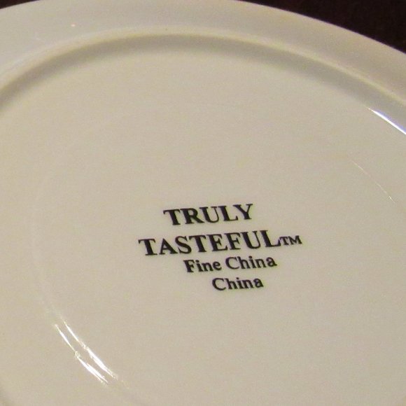 🎄(Reduced) Vintage Christmas Holly Berries 24K Gold Tea Cup/Dessert Plate Set - Picture 15 of 15